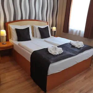 Six Hotell
